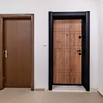 Cozy & Parking - Subject To Availability Warna