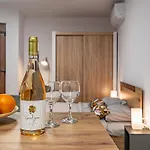 Cozy & Parking - Subject To Availability Apartament *