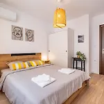 Cozy & Parking - Subject To Availability