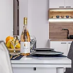 아파트 Cozy & Parking - Subject To Availability *