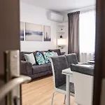 Cozy & Parking - Subject To Availability 아파트 *
