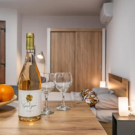 Cozy & - Parking - Subject To Availability Apartment *