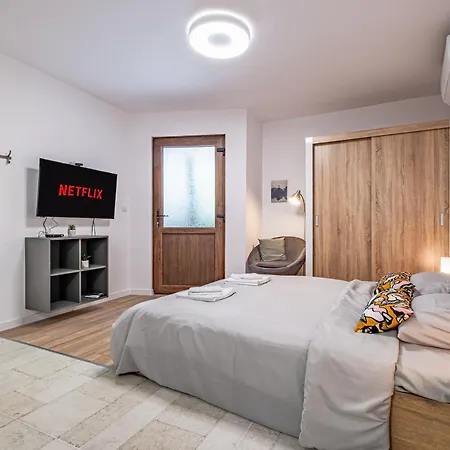 Lejlighed Cozy & Parking - Subject To Availability *