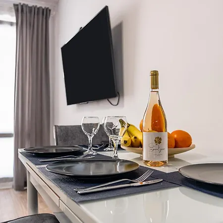 Apartment Cozy & - Parking - Subject To Availability *